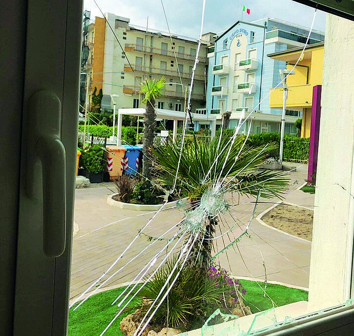 Baby vandali danneggiano stabilimento a Riccione