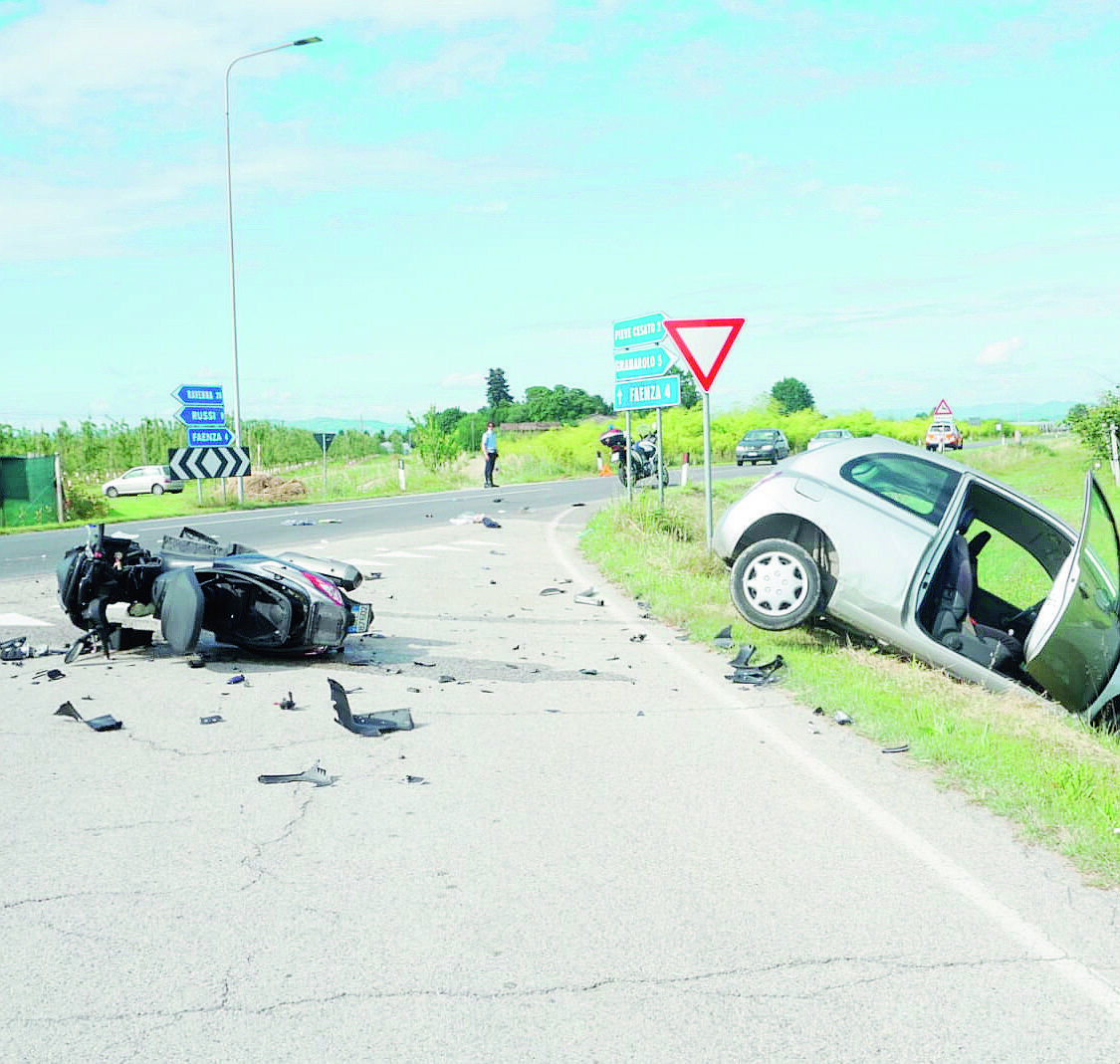 Violento schianto tra auto e scooter a Faenza: 66enne perde la vita