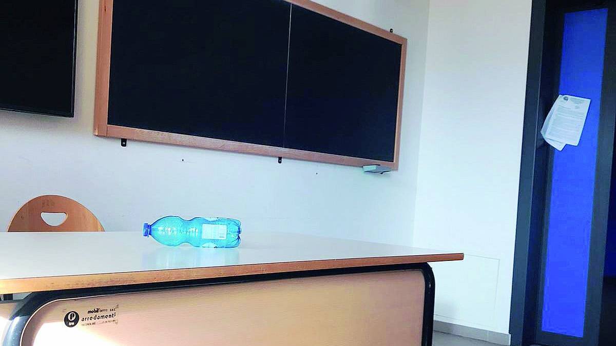 Cesena, bottigliata e sputo alla prof in classe. Studente nei guai