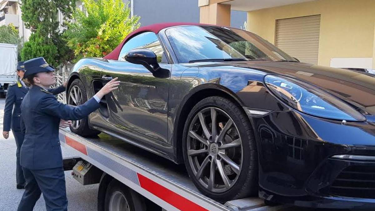 Rimini, la porsche confiscata e gli alberghi per non pagare le tasse: famiglia condannata