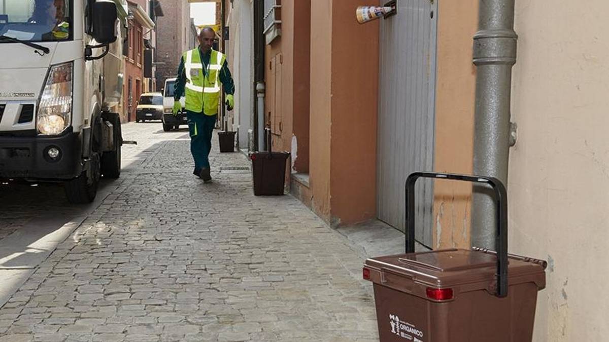 Ravenna, i rifiuti? Li gettiamo in strada. La protesta della via dimenticata