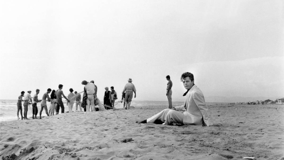 Rimini. Spiaggia d'inverno, barriere con immagini felliniane