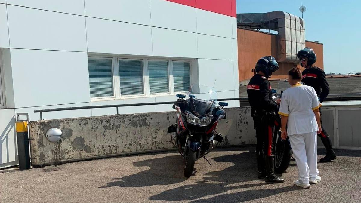 Cesena, crea scompiglio al Pronto Soccorso e prende a pugni un infermiere: arrestato 38enne