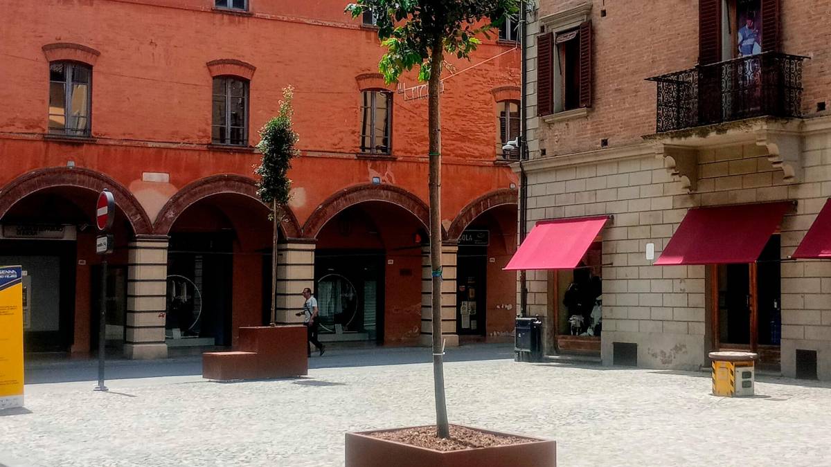 Piazza Caduti per la Libertà con le nuove sedute FOTO MMPH