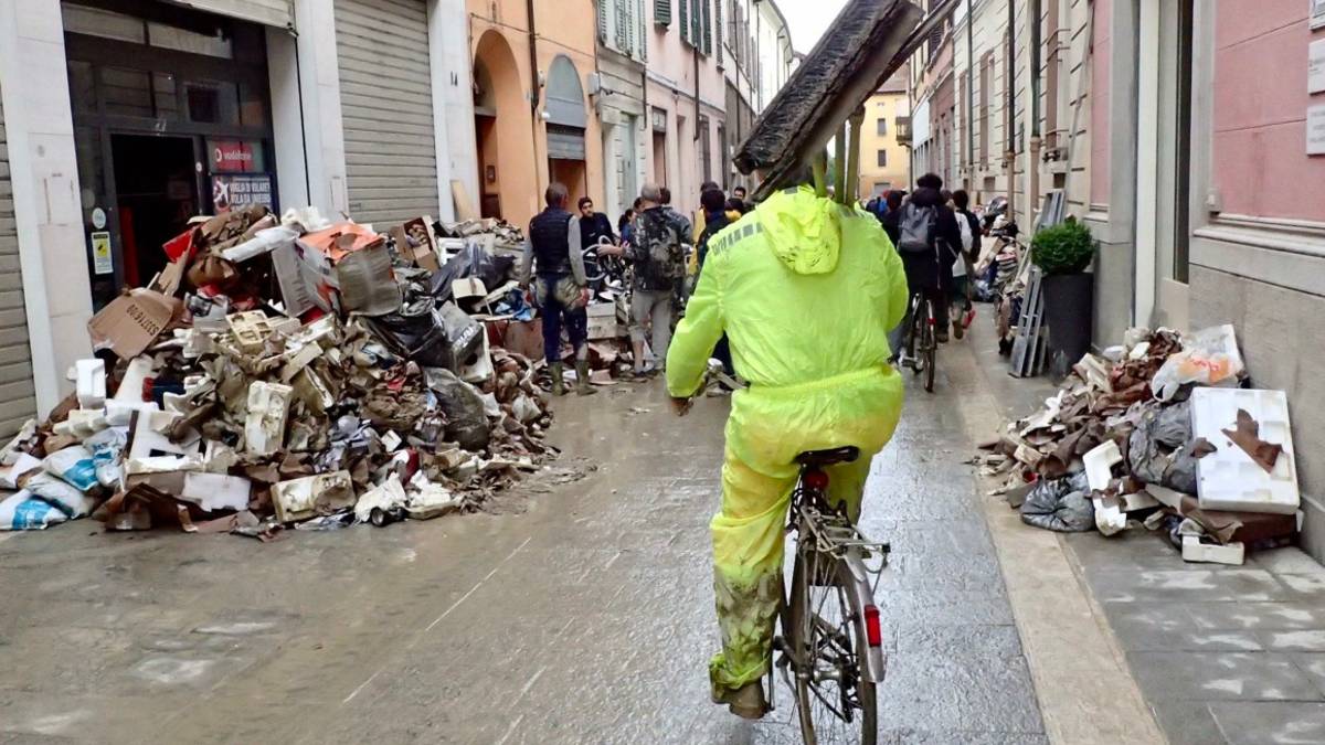Alluvione in Romagna, ho il giorno libero, vado a spalare: entrano in azione migliaia di volontari