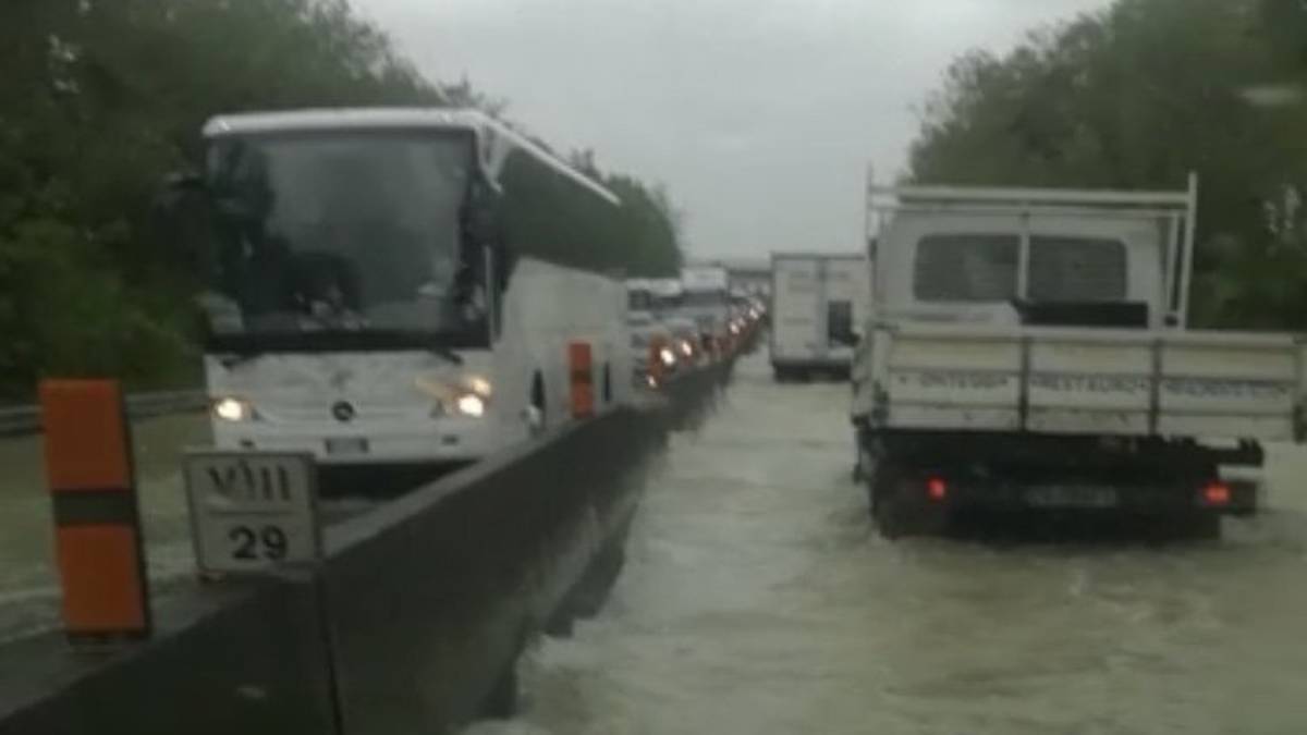 Maltempo, a Cesena domani si torna sui banchi di scuola, strade riaperte