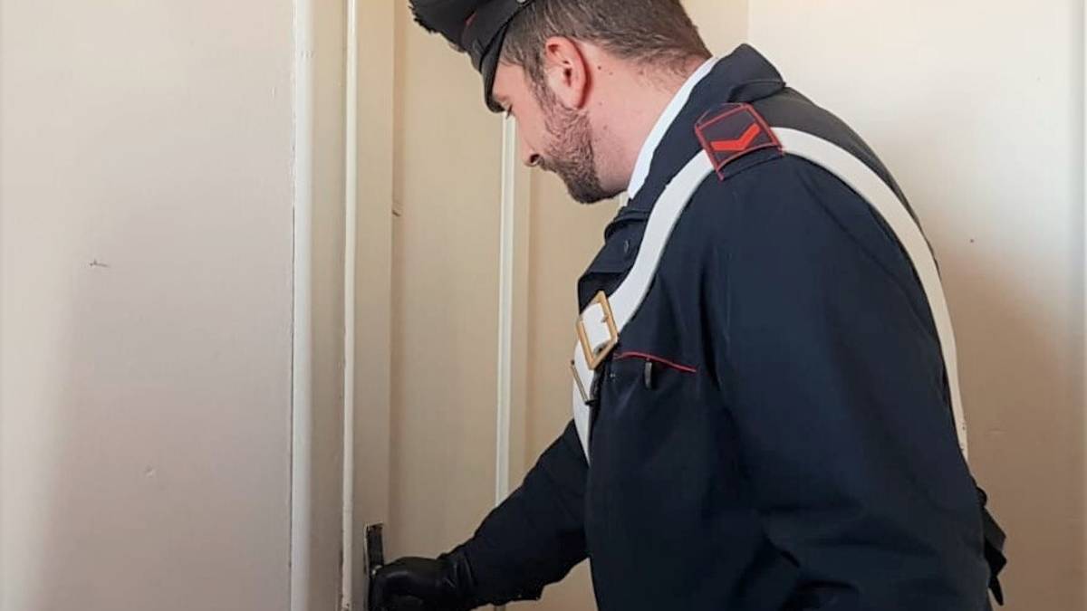Chiude a chiave la madre in camera e bullizza la sorella, arrestato 15enne