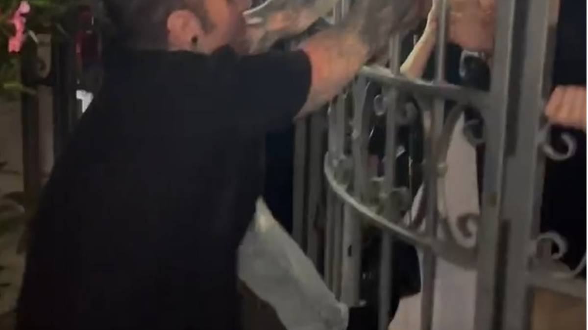 C'è Fedez, fans in delirio al Grand Hotel di Rimini VIDEO