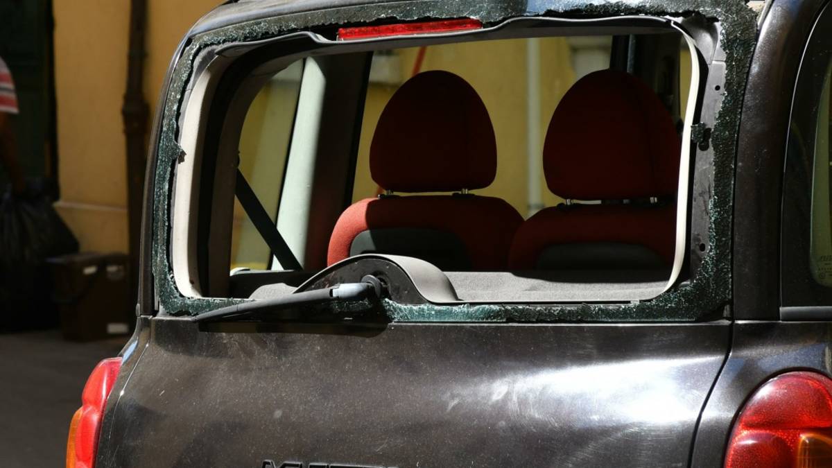 Forlì, i residenti del centro insorgono: Distruggono le auto, qui è un far west