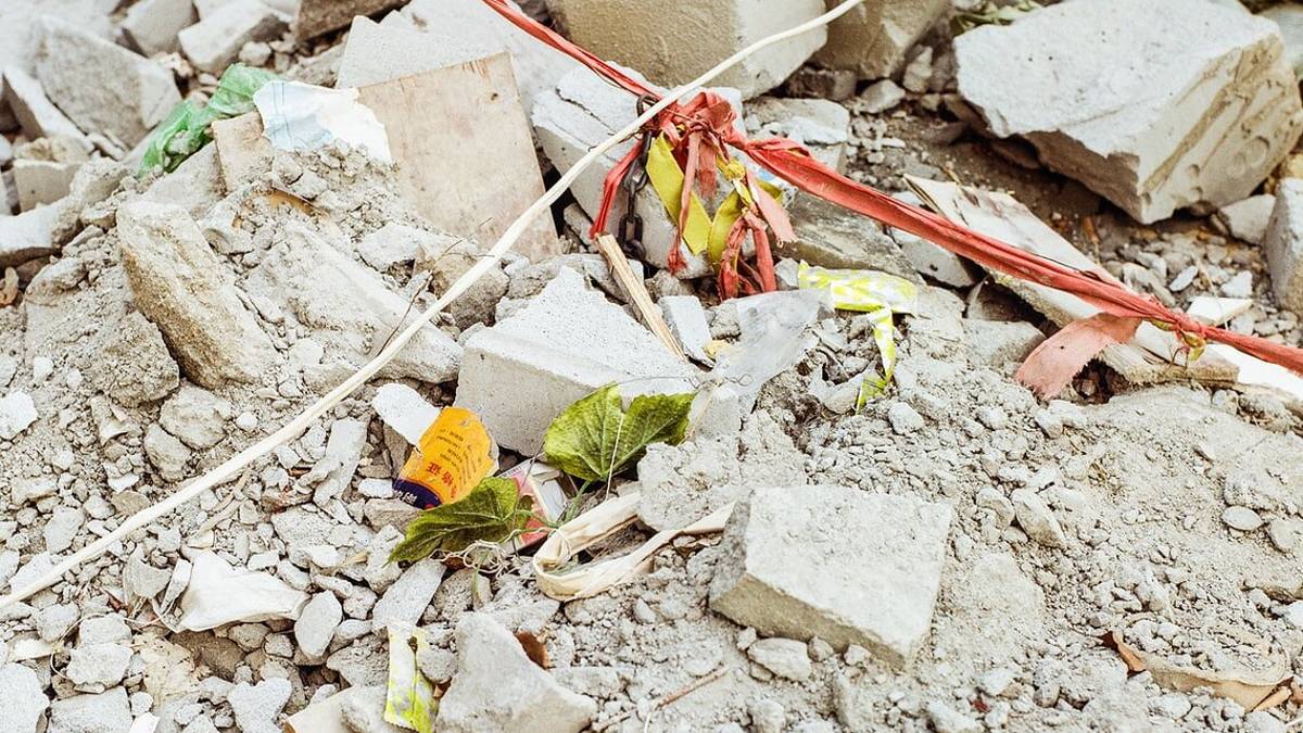 Savignano, beccato mentre rovescia 50 chili di calcinacci in strada: la Polizia glieli fa raccogliere