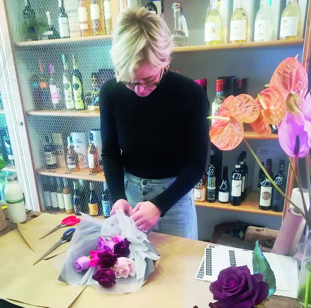 Rimini, fiori su muri e panchine: un omaggio a chi cerca l’amore
