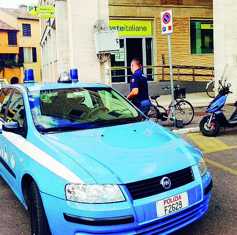 Scippa e ferisce una donna in centro a Cesena: preso alle Poste