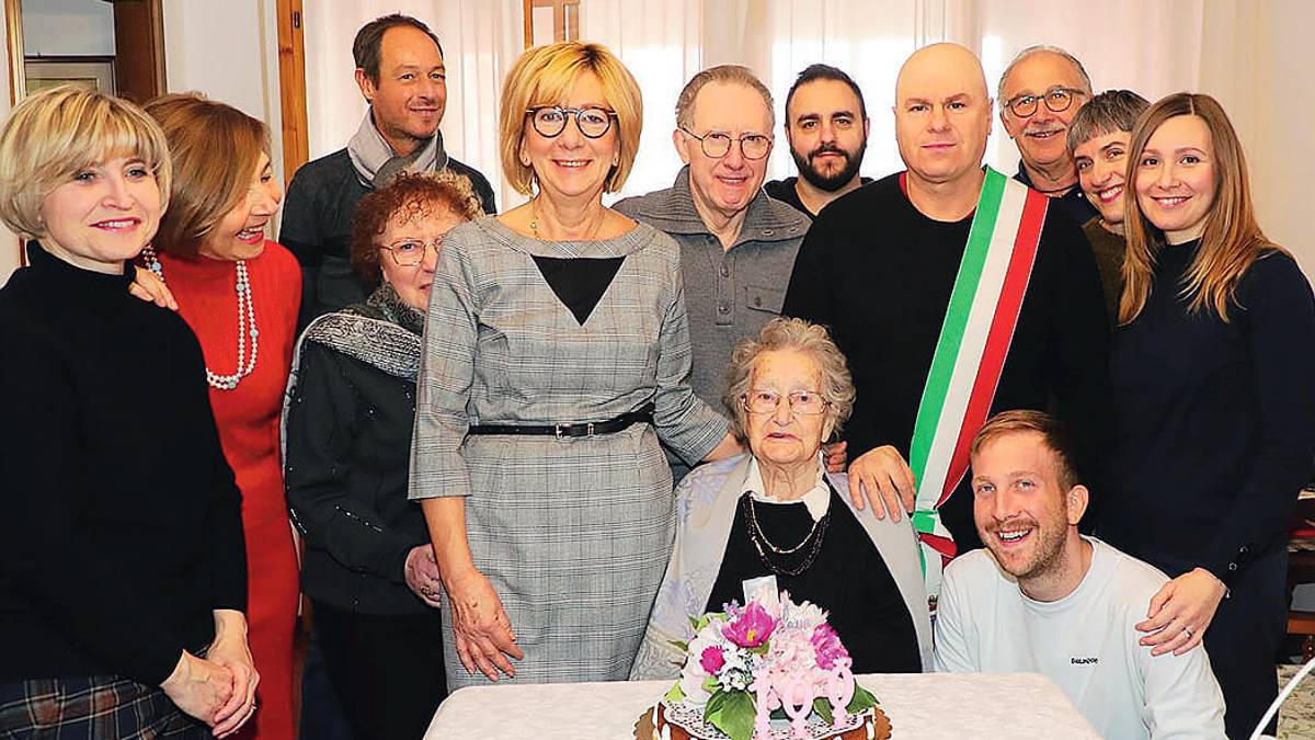 Imola, compie 100 anni e lavora ancora all’uncinetto