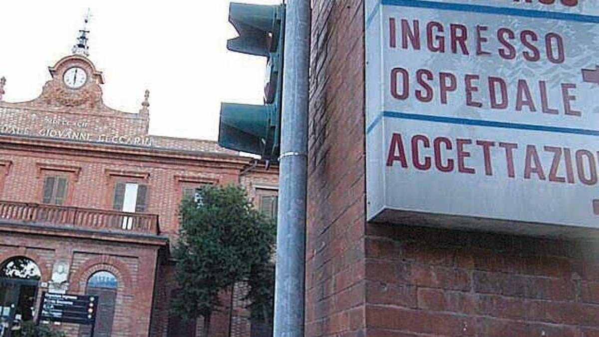 Riccione, ha il Covid e scappa dall'ospedale: minore afgano soccorso sulla A14