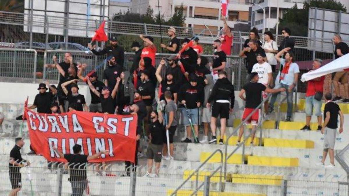 Calcio C, Rimini: traghetto in ritardo, i tifosi entrano al 60' a Sassari