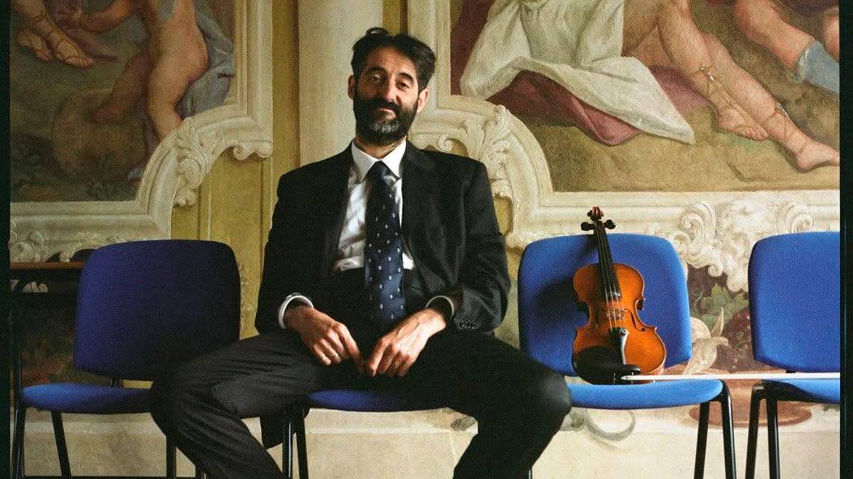 Il maestro Daniele Brancaleoni con il suo violino