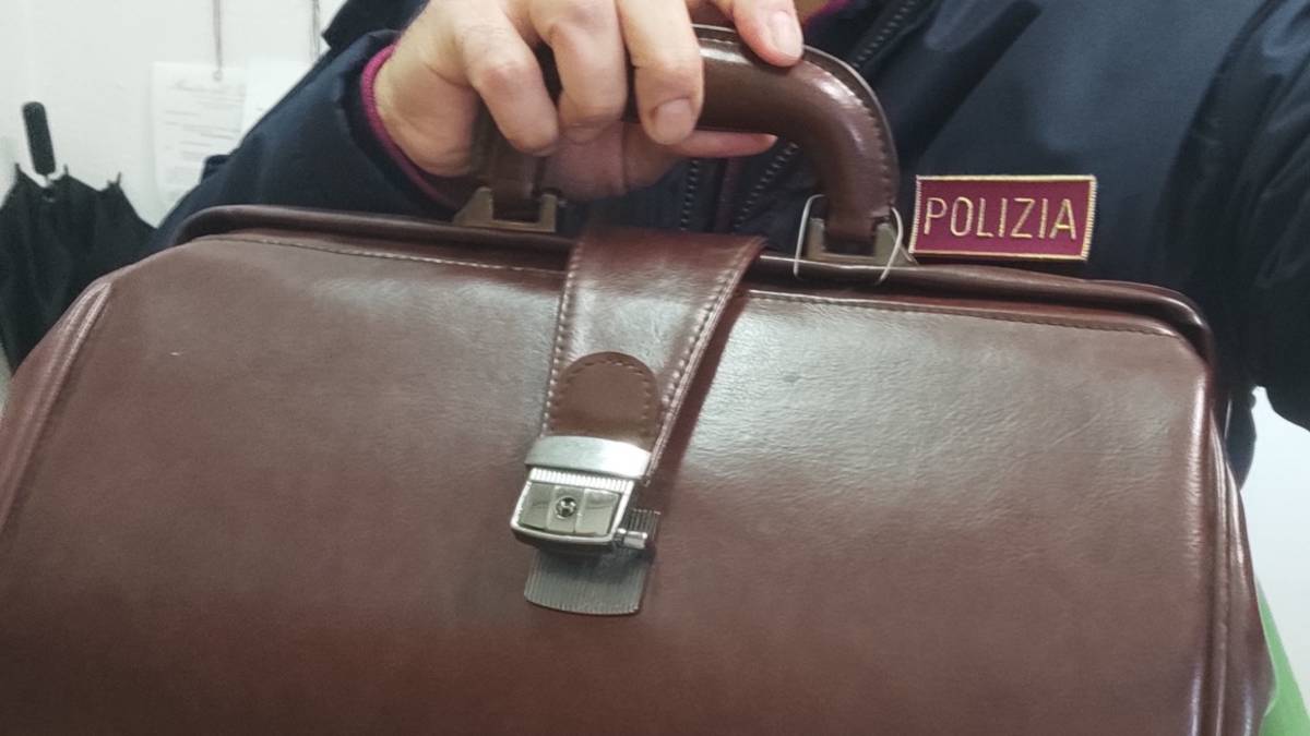 Forlì, ritrovata borsa in pelle rubata: la Polizia cerca il proprietario
