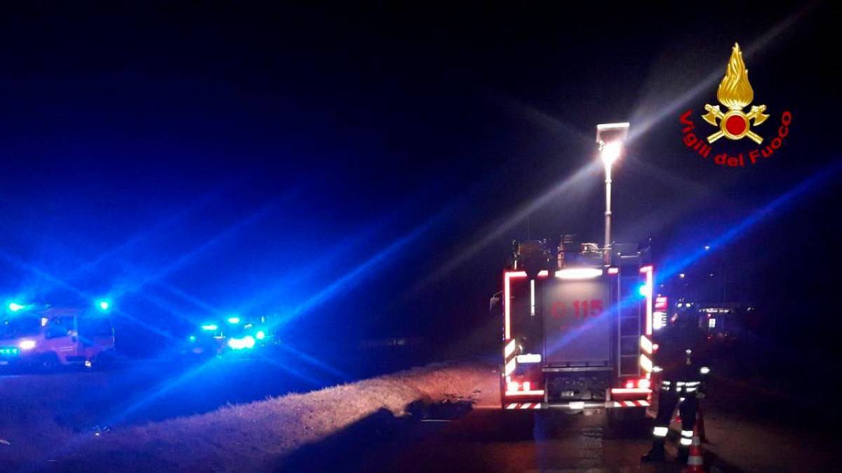 Gatteo, auto finisce nel torrente dopo lo scontro: un bambino e due adulti in ospedale