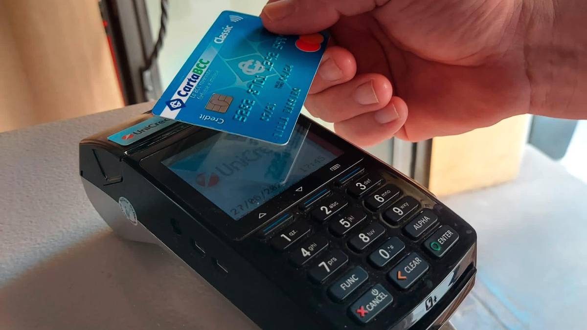 Forlì. Acquista occhiali da mille euro con il bancomat rubato