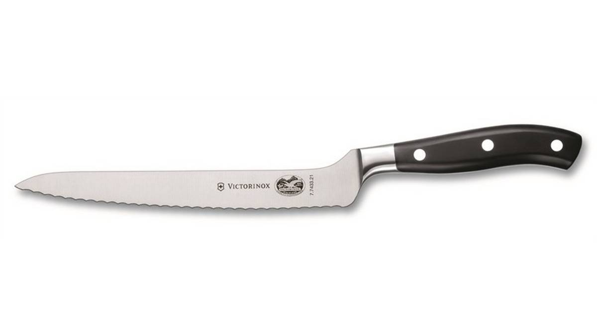 Cattolica, cuoco inciampa mentre va in cucina e si ferisce con il coltello