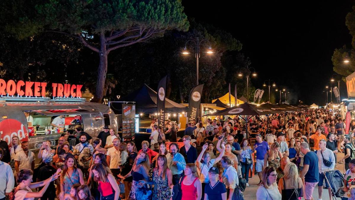 Rimini, in piazzale Fellini birra e musica con BirRimini GALLERY