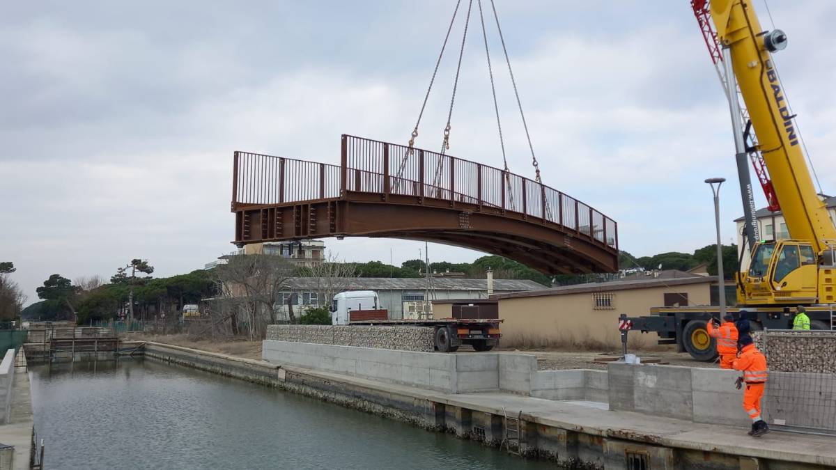 Milano Marittima, posizionato il ponte sul canalino