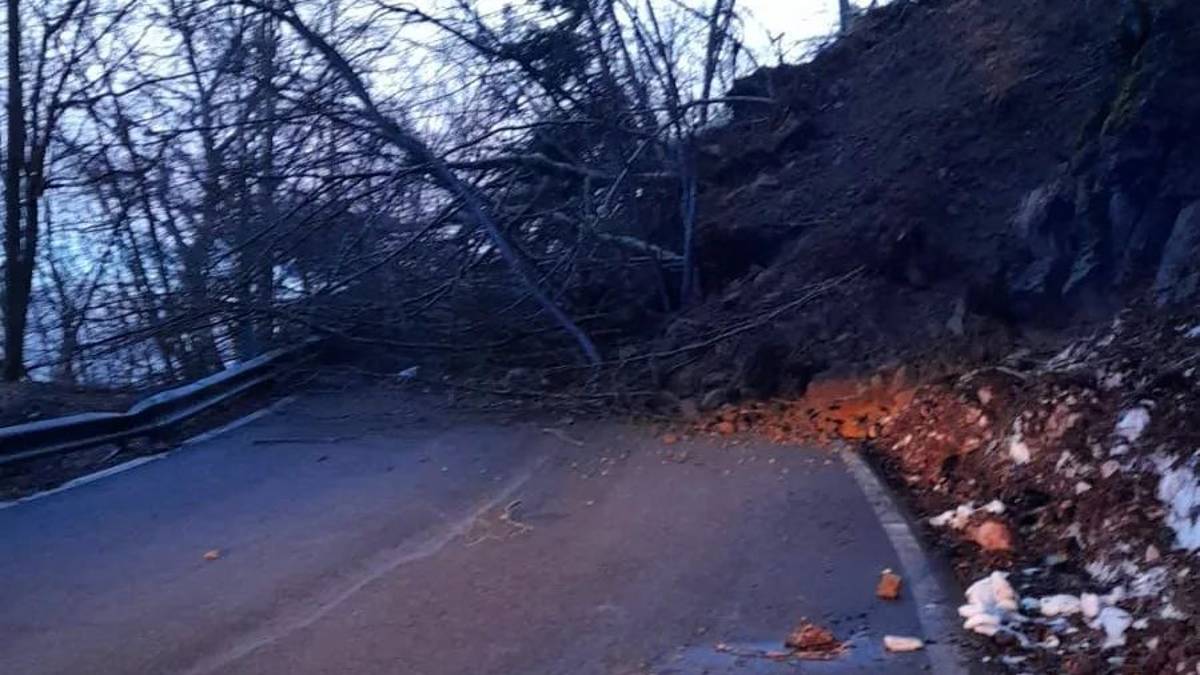 La strada dei Mandrioli chiusa per una grossa frana