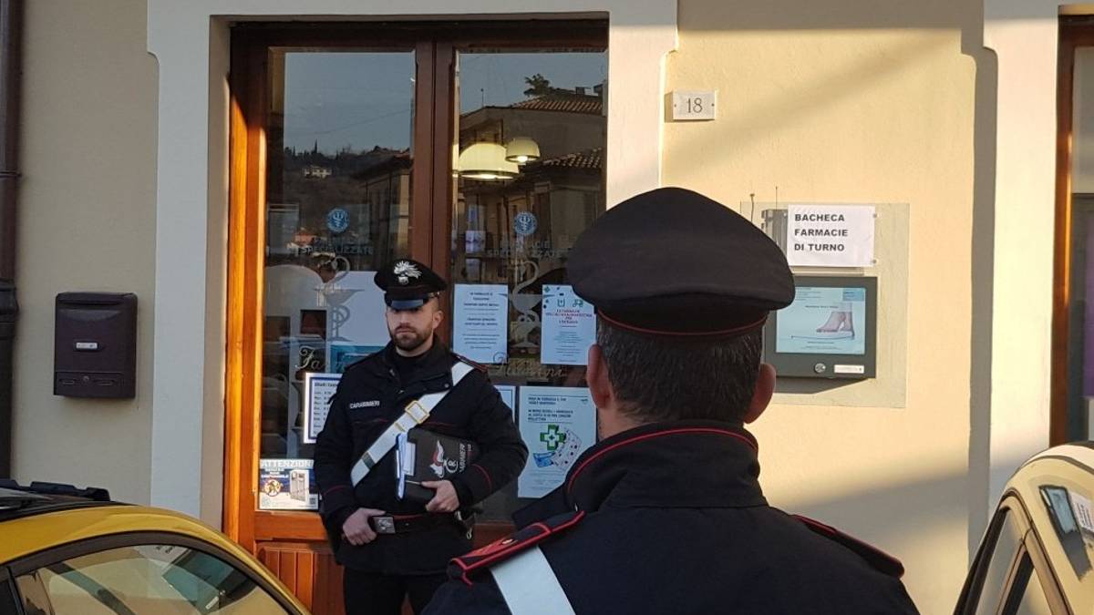 Covid, come facciamo per le medicine? I carabinieri vanno in farmacia e soccorrono due anziani a Novafeltria