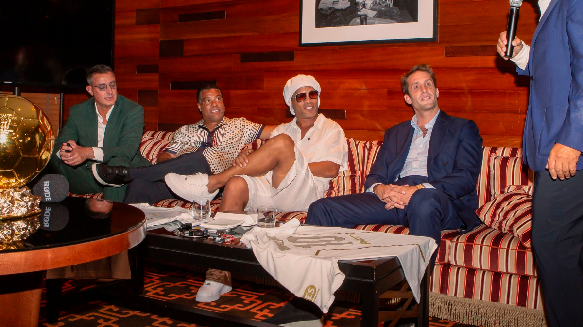 Ronaldinho a fianco del presidente Ignazio Cipriani