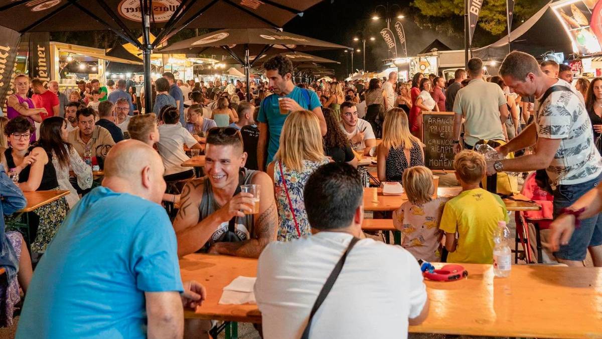 Rimini, in piazzale Fellini birra e musica con BirRimini GALLERY