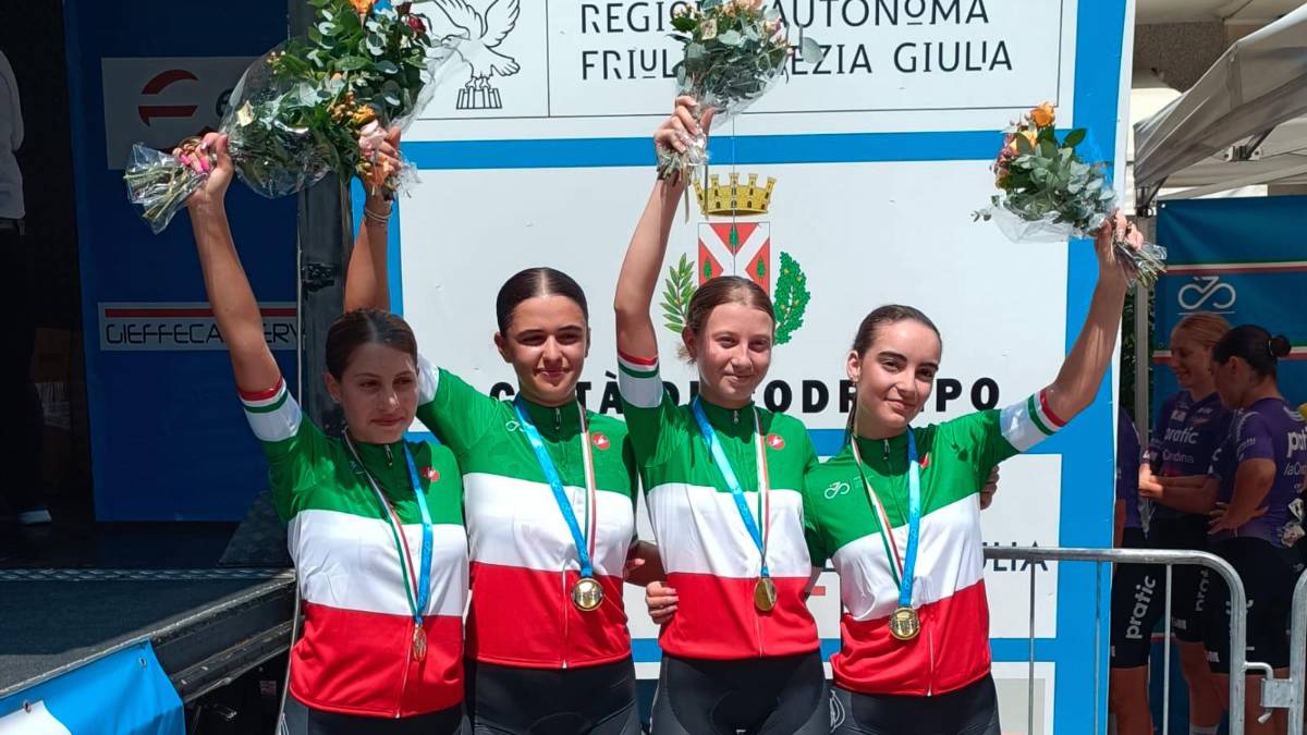 A sinistra il quartetto della Vangi Ladies Cycling Team neo tricolore, con Teodora Castelli terza da sinistra. A destra la Fiumicinese Fa.i.t. Adriatica che festeggia sul podio la medaglia d’argento