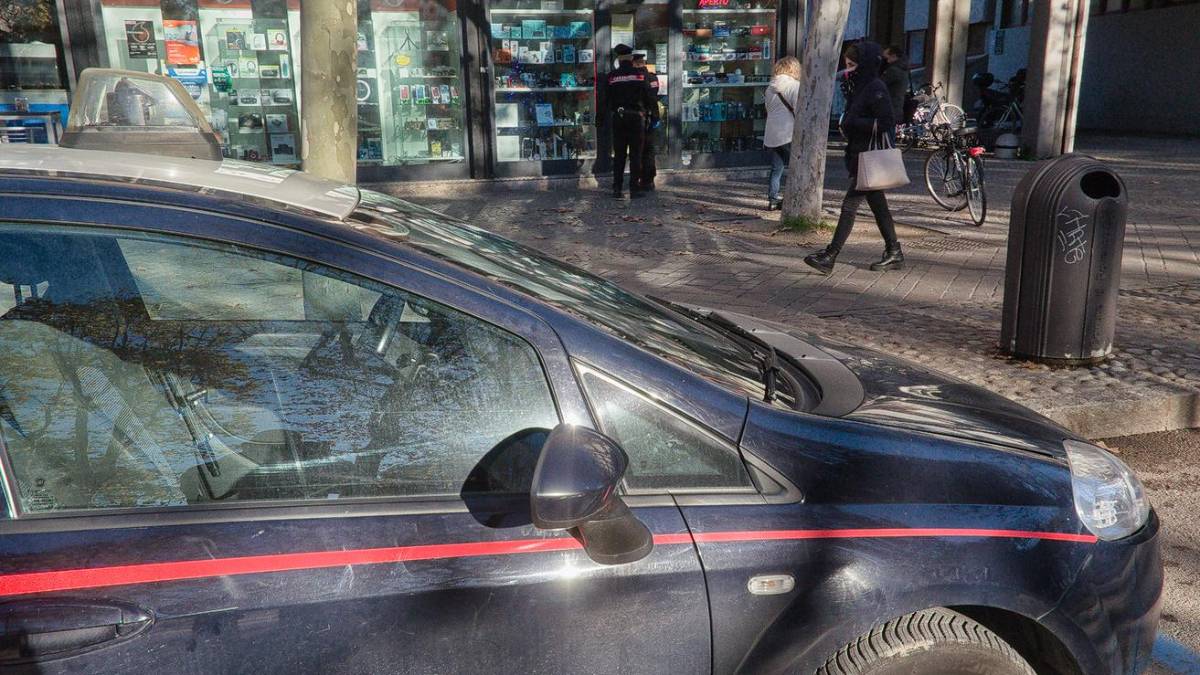 Ravenna, fa razzia di telefoni e uno si rompe: lo porta a riparare dove lo aveva rubato