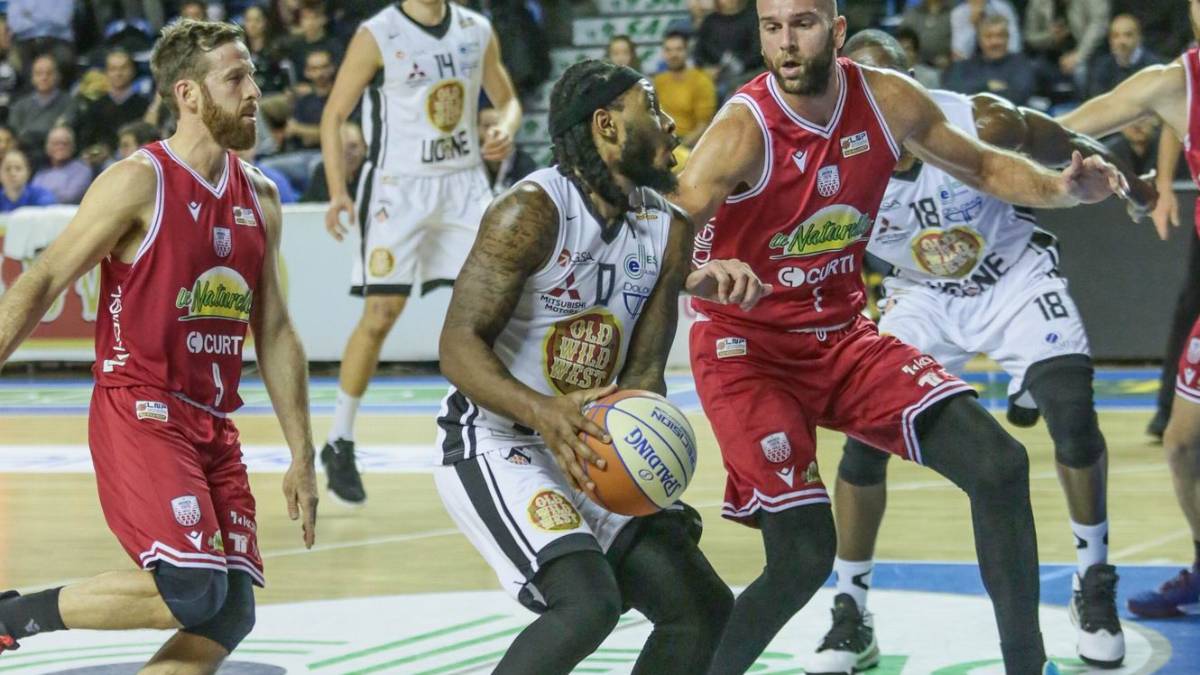 Basket, Naturelle spazzata via a Udine (104-72)