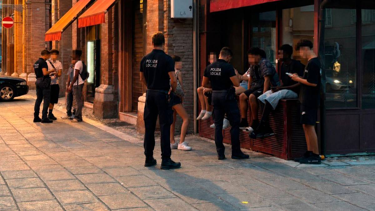 I controlli della Polizia locale dopo la rissa tra ragazzini in zona Barriera