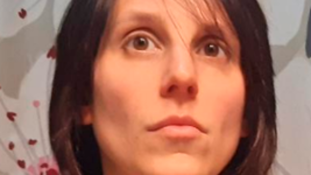Ravenna: si lancia dal nono piano con la figlia di 6 anni e il cane, la piccola è morta. Una vicina sente dire “no mamma, no mamma”. Il post prima del dramma VIDEO GALLERY