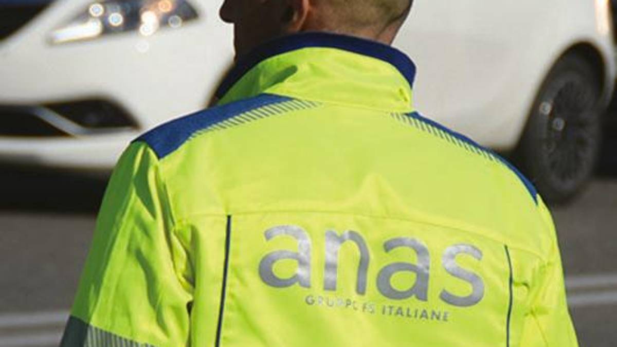 Sul posto gli addetti Anas per liberare la strada e riaprirla al traffico