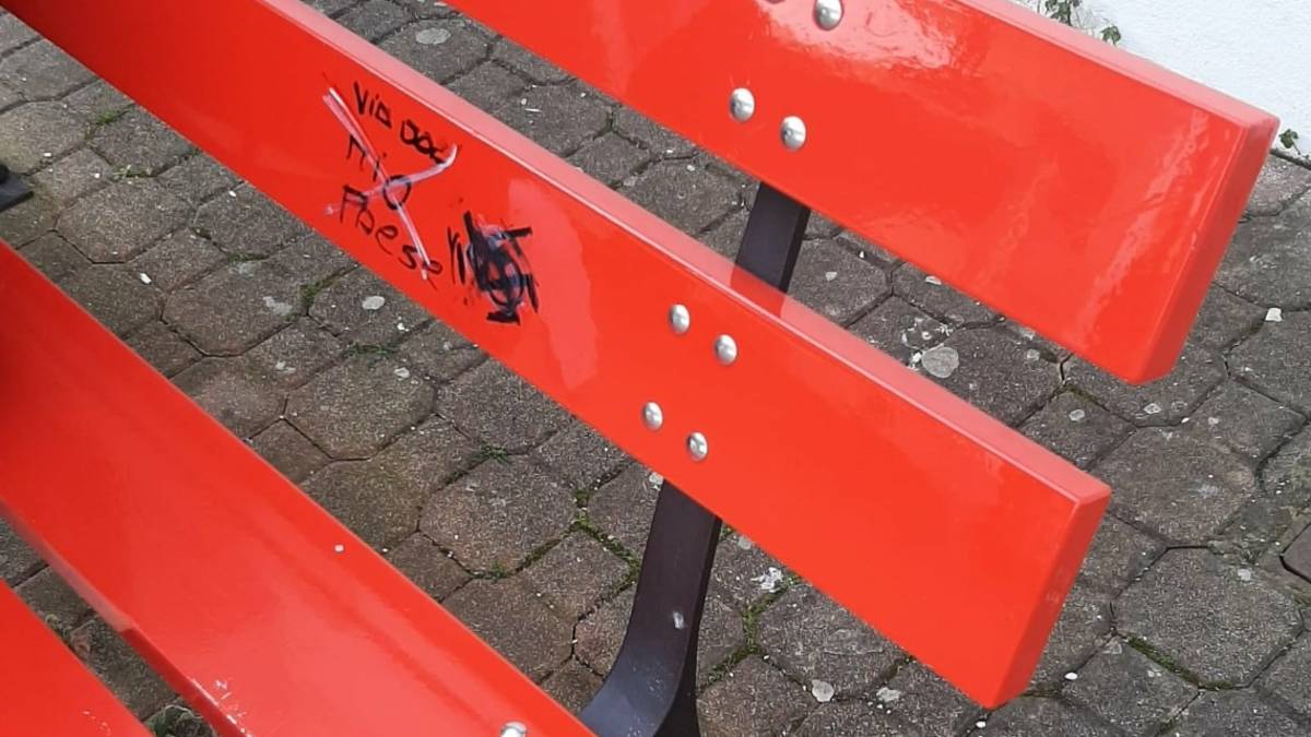 Cesena, la panchina rossa in stazione deturpata con una svastica