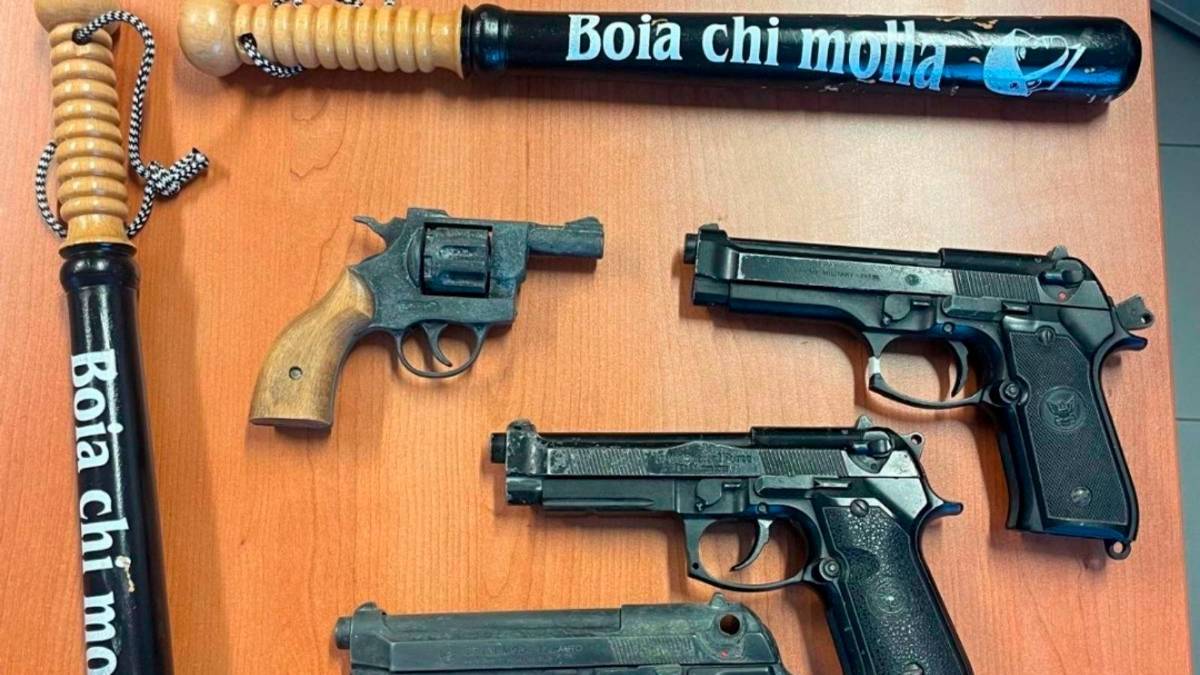 Le mazze e le pistole giocattolo rinvenute nella casa di uno dei due giovani aggressori