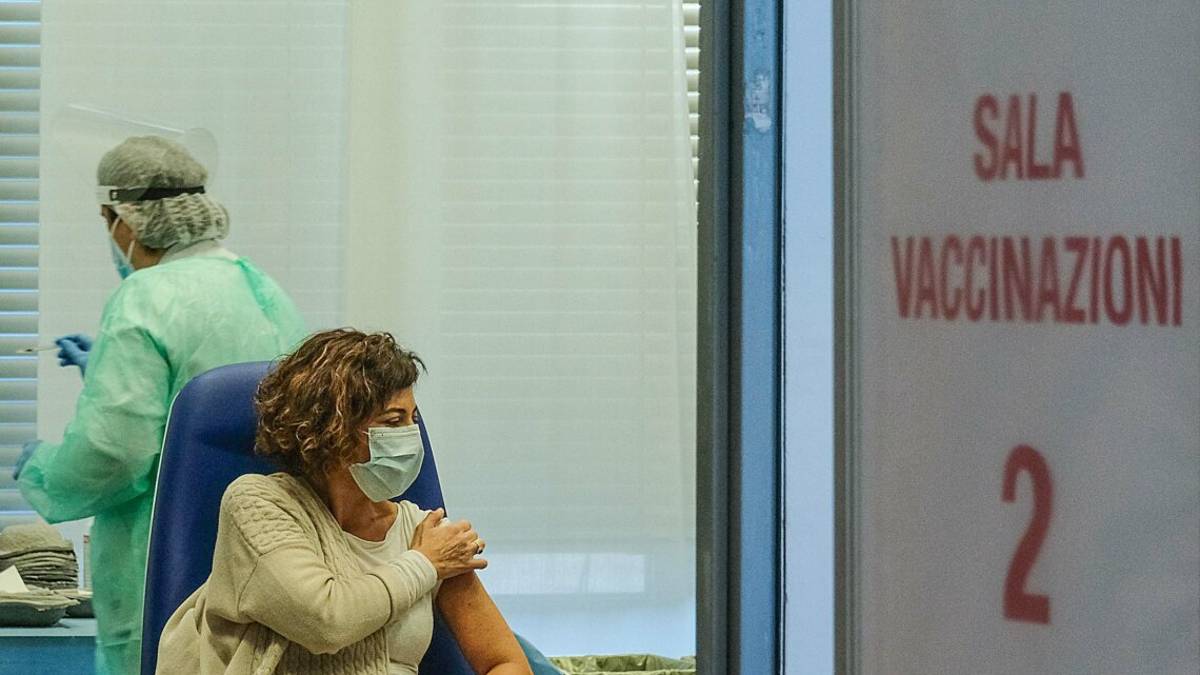 Vaccini: da domani si parte con AstraZeneca in Emilia Romagna