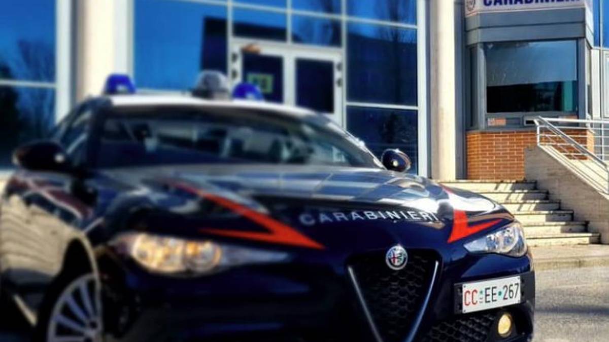 Alfonsine, picchia la moglie in strada e devasta la sua auto