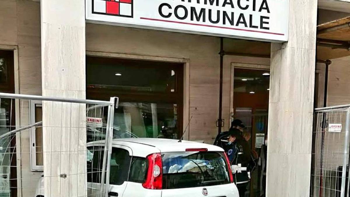 Alfonsine, si schianta contro la vetrata della farmacia