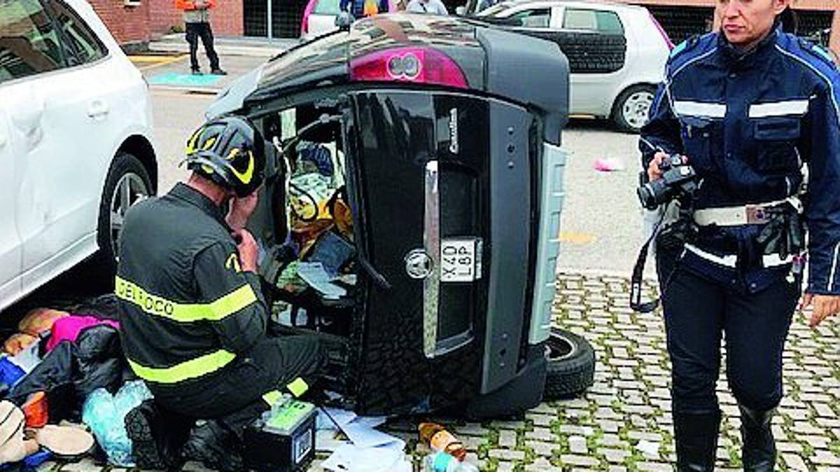 Cesena, donna sbanda e parcheggia l'auto a ruote all'aria