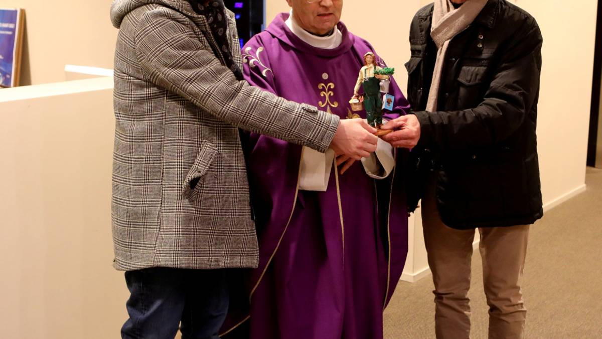 Cesena, al vescovo una statua del presepe dedicata a chi lavora nella manutenzione del verde