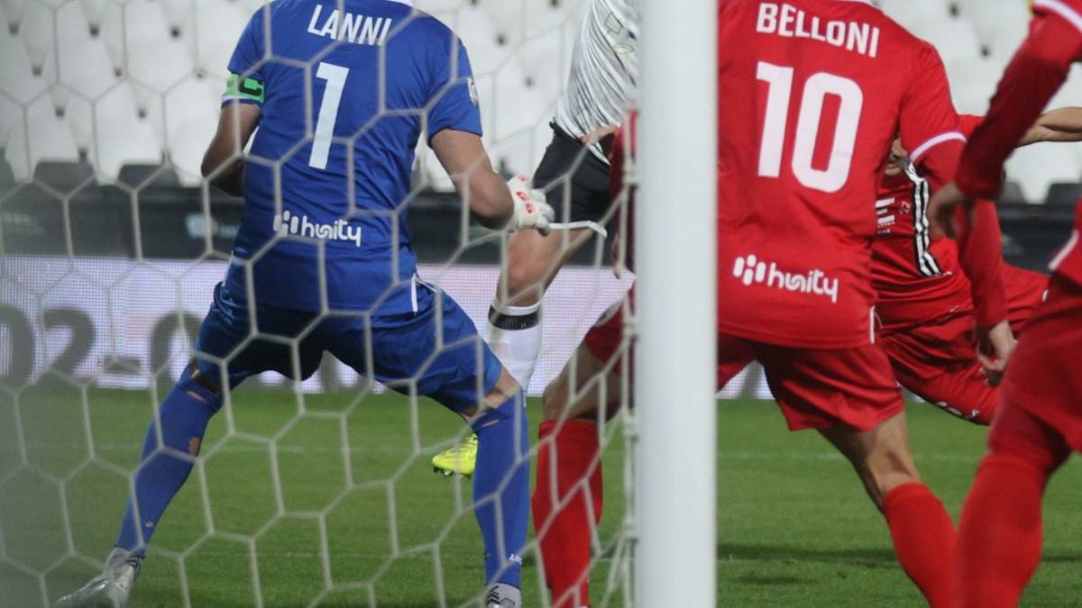 Calcio C, il carro attrezzi gli porta via l'auto, poi Silvestri segna l'1-0 del Cesena VIDEO