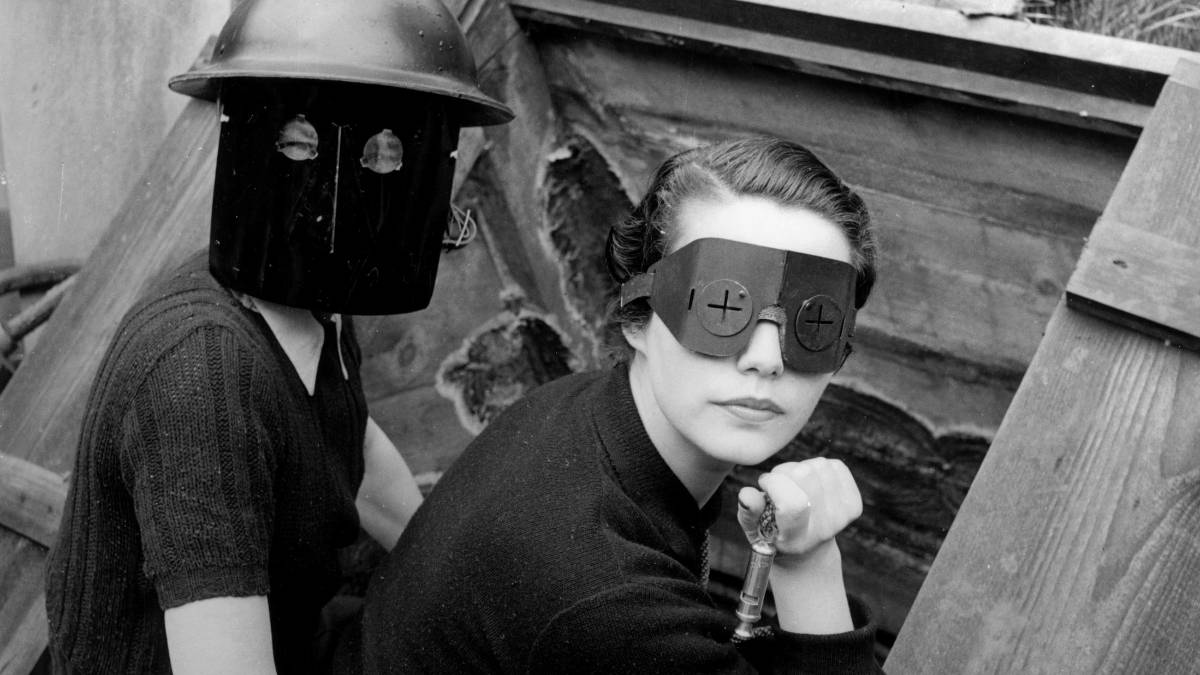 Lee Miller, “Maschere antincendio. Downshire Hill, Londra, Inghilterra, 1941”