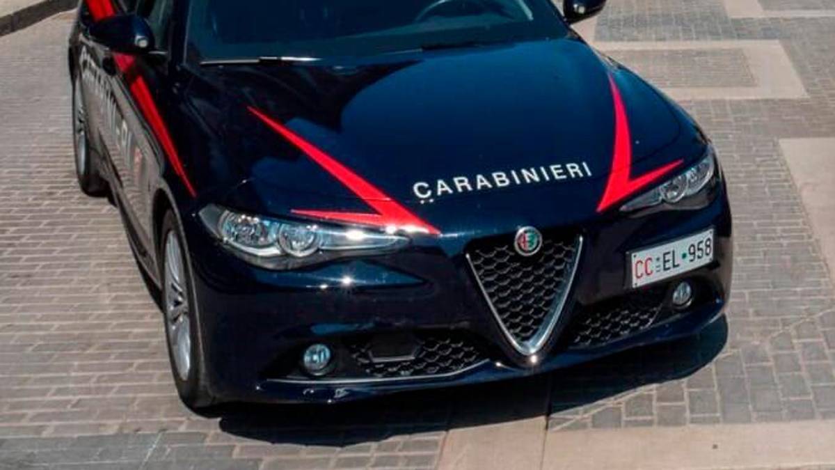 Solarolo, abbraccia un anziano e gli ruba la collana d’oro: 39enne denunciata