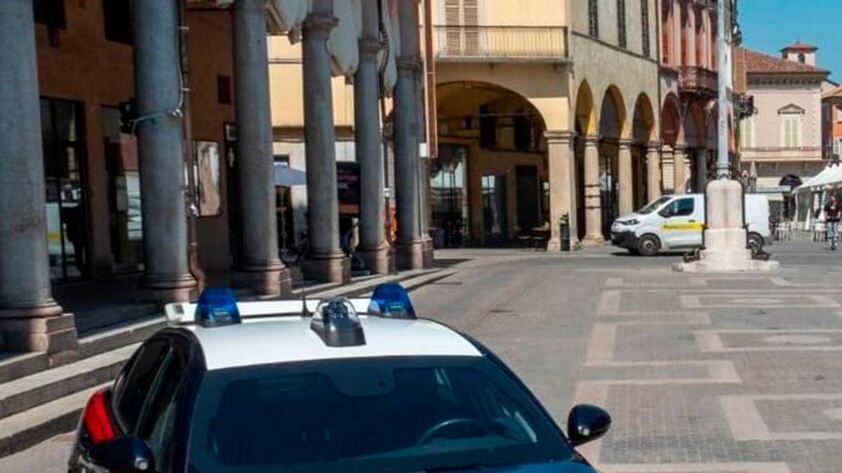 Faenza, aggredisce il padre per soldi e danneggia i mobili di casa con una mazza: 48enne arrestato
