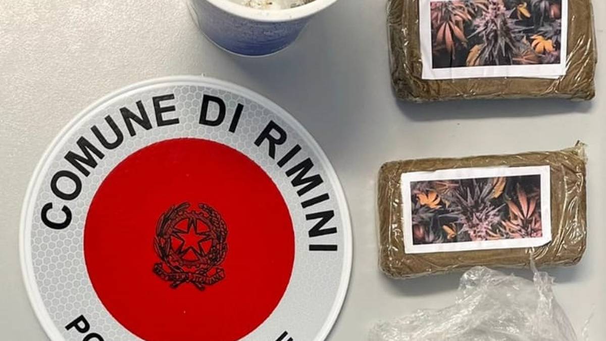 Aveva 2 etti di hashish: arrestato dalla Polizia Locale