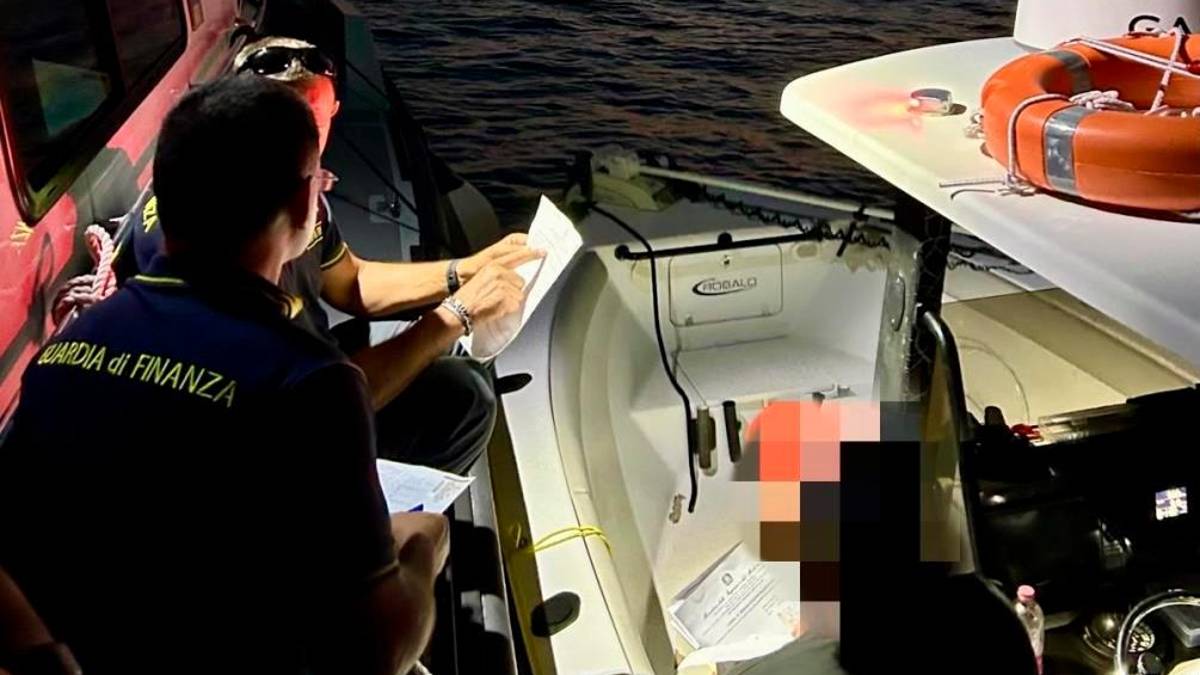 Marina di Ravenna, va a ballare con gli amici e poi si mette alla guida del gommone, ma è ubriaco: multa di 6mila euro