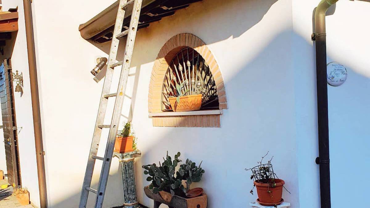 Tagliano la recinzione, legano il cane e razziano la casa: cassaforte squarciata